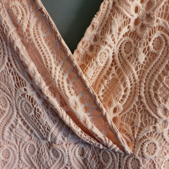 Le chateau pink lace dress size medium - Picture 2 of 4